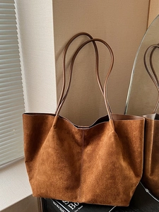 Grand sac cabas rétro en daim marron avec doubles bandoulières et design épuré