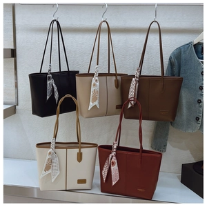 Détail de collection de sacs fourre-tout minimalistes avec foulards en soie décoratifs