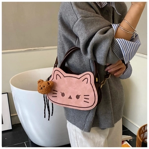 Vista dettagliata della borsa a gatto rosa con ricami e ciondolo a forma di orso