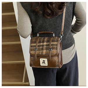 Vue portée de la sacoche vintage à carreaux marron avec bandoulière réglable