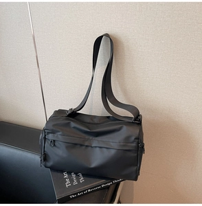 Makroaufnahme der schwarzen Nylon-Umhängetasche mit verstellbarem Gurt und Reißverschluss