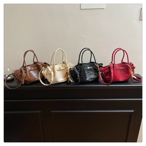 Serie di borse a secchiello con motivo a coccodrillo in marrone, beige, nero e rosso