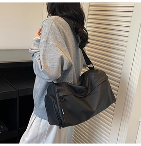 Seitenansicht einer großen schwarzen wasserdichten Nylontasche mit verstellbarem Riemen