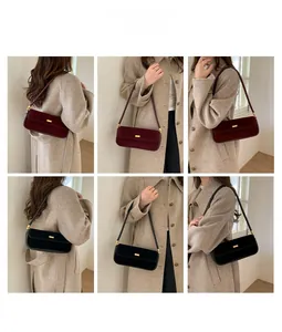 Détails des sacs baguette en daim rouge foncé et noir avec boucles en métal doré