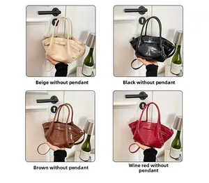 Dettaglio di quattro borse tote in ecopelle coccodrillo nei colori beige, nero, marrone e bordeaux