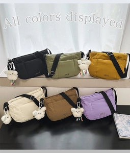 Sacs bandoulière matelassés en six couleurs avec sangles noires et breloques ours