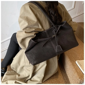 Détail du grand sac cabas en cuir souple avec coutures contrastées et bandoulière
