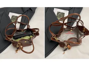 Dettaglio interno della borsa tote marrone effetto coccodrillo con scomparto principale