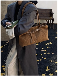 Sac cabas en daim marron avec fines bandoulières porté par un mannequin en décor automnal