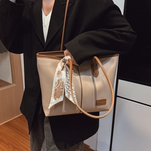 Détail du sac cabas beige en similicuir avec bordure marron et foulard décoratif