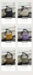 Sac seau en nylon matelassé avec charm ours en peluche en noir, blanc, jaune et vert