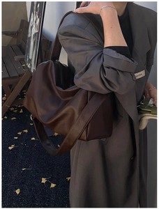 Detailansicht der weichen dunkelbraunen Ledertextur und minimalistischen Form dieser Shopper