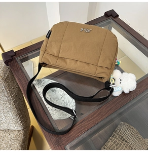 Sac seau en nylon marron avec bandoulière réglable et breloque en peluche mignonne