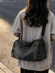 Minimalistische schwarze Umhängetasche mit großer Kapazität für Pendler und Reisen