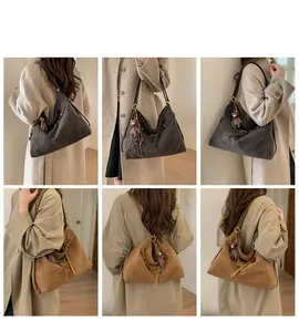 Detailansicht der Hobo-Tasche mit weicher Textur, Metallringen und süßem Bären-Anhänger