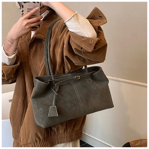 Détail du sac cabas mat souple avec surpiqûres contrastées et sangle décorative à boucle