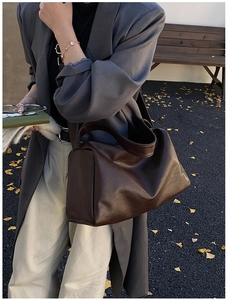 Makroaufnahme der großen kaffeebraunen PU-Ledertasche mit glänzendem Vintage-Ölwachs-Finish