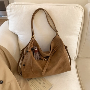 Braune Retro-Hobo-Tasche aus Wildleder mit Holzperlen und süßem Plüschbären-Anhänger