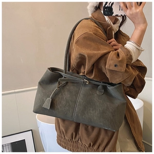 Détail du sac cabas vintage vert olive avec lanières décoratives et boucle dorée