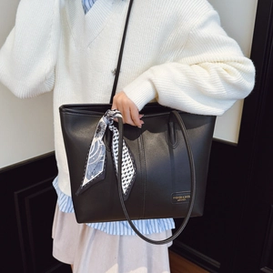 Sac cabas chic en cuir noir avec foulard floral décoratif et longues anses de transport