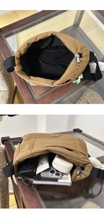 Vue intérieure du sac bandoulière matelassé marron montrant l'espace et la texture