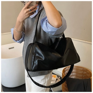 Spiegelselfie der großen schwarzen Leder-Schultertasche für den Pendleralltag