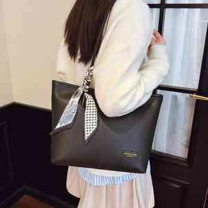 Sac fourre-tout tendance en cuir noir avec foulard en soie décoratif et logo discret