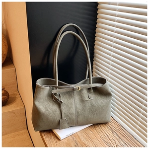 Détail du sac cabas gris-vert montrant la texture en cuir PU souple et les ferrures
