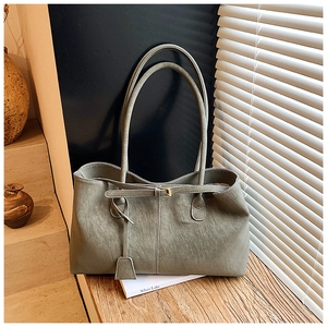 Détails du sac cabas gris-vert souple avec boucle décorative et texture en cuir lisse