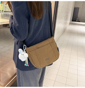 Sac seau bandoulière en nylon marron avec plusieurs poches et pendentif lapin mignon