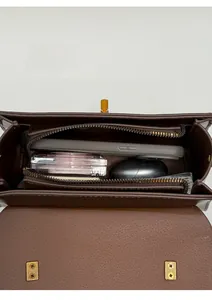 Vue de dessus de l'intérieur du sac à main en cuir marron avec poche zippée et rangements