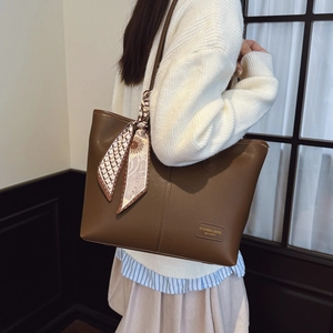 Sac fourre-tout en cuir marron avec foulard décoratif et étiquette de mode