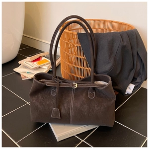 Vue détaillée du sac cabas marron café avec surpiqûres blanches et boucle en cuir
