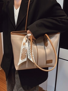 Sac Fourre-tout en Cuir PU pour Femmes Grande Capacité Avec Décoration de Foulard en Soie Couleur Unie Sac à Épaule Élégant