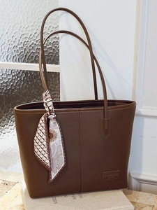 Sac fourre-tout marron avec foulard floral décoratif sur la poignée et finition en cuir