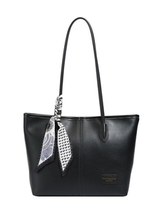 Sac fourre-tout chic en cuir noir avec foulard élégant pied-de-poule sur fond blanc