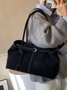 Sac fourre-tout minimaliste en daim noir avec surpiqûres contrastées et bandoulière