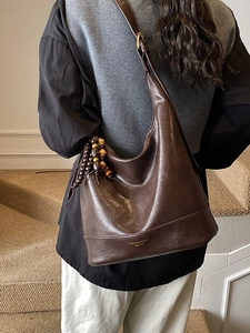 Vintage dunkelbraune Hobo-Schultertasche aus Ölwachs-Leder mit elegantem Holzperlen-Anhänger
