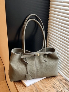 Sac fourre-tout gris-vert minimaliste avec texture litchi et boucle en métal sur bois