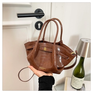 Dettaglio borsa tote marrone trama coccodrillo con logo dorato e tracolla lunga