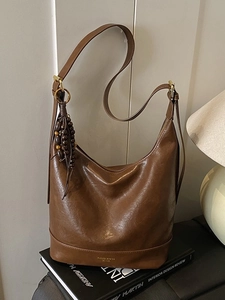 Braune Retro-Hobo-Tasche aus Leder mit Holzperlenanhänger und breitem Schultergurt