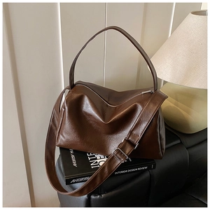 Nahaufnahme einer dunkelbraunen Leder-Tote-Bag mit Reißverschluss und verstellbarem Riemen