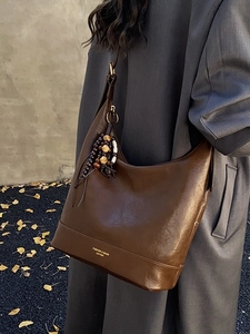 Große braune Leder-Schultertasche im Vintage-Stil mit Perlenanhänger und Golddruck