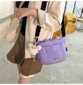 Sac seau matelassé violet en nylon avec bandoulière noire et breloque ours mignon
