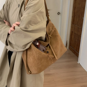 Große braune Shopper-Tasche aus Wildleder mit süßem Teddybär-Anhänger im Detail