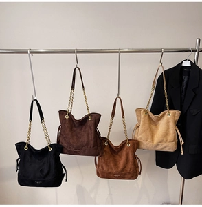 Vue détaillée de cabas en daim en noir, marron foncé, caramel et beige avec chaînes