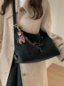 Schicke schwarze große Hobo-Schultertasche aus Wildlederimitat mit Bären-Charm
