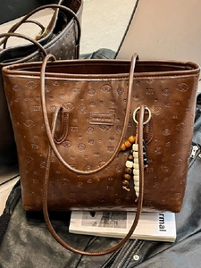 Large Capacity PU Leather Tote Bag For Women Vintage Puppy Embossed Shoulder Bag With Beaded Pendant Fashion Travel Bag