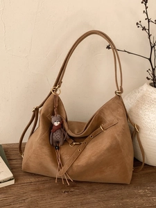 Braune Vintage-Tote-Bag aus Wildlederimitat mit großem Fassungsvermögen und Bärenanhänger