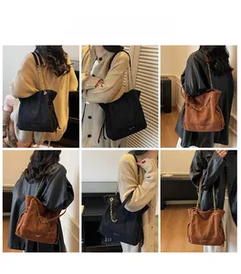 Vues détaillées des sacs cabas en daim noir et marron avec bandoulières en chaîne